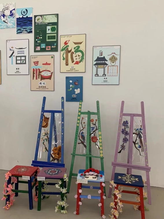 卧室的墙上挂着许多画
低可信度描述已自动生成
