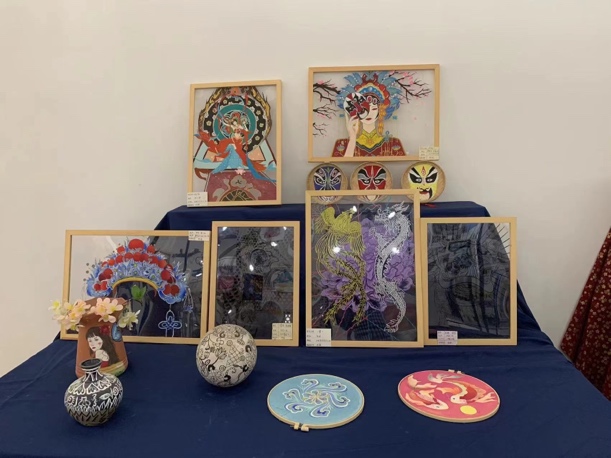 卧室的墙上挂着许多画
低可信度描述已自动生成