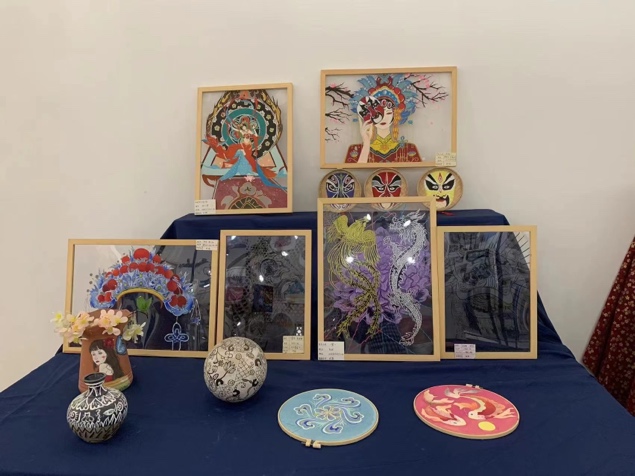 卧室的墙上挂着许多画
低可信度描述已自动生成
