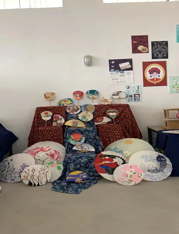 图片包含 室内, 房间, 桌子, 照片
描述已自动生成