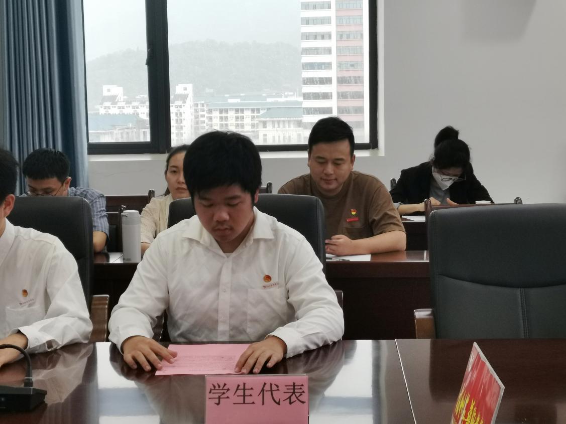 学生代表 2023级医疗护理系护理7班 方炳毅